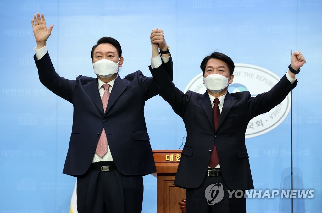 (서울=연합뉴스) 이정훈 기자 = 국민의힘 윤석열 대선 후보와 국민의당 안철수 대선 후보가 3일 오전 국회 소통관에서 단일화 기자회견을 마치며 포즈를 취하고 있다. 2022.3.3 [국회사진기자단]