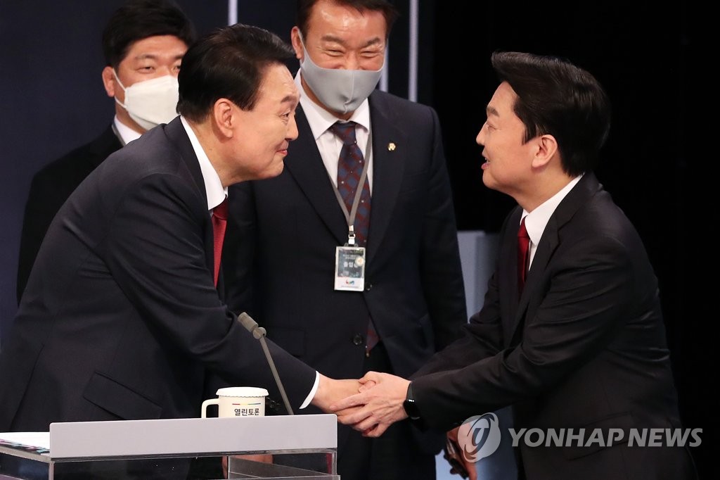 (서울=연합뉴스) 2일 저녁 서울 영등포구 KBS 본관 스튜디오에서 열린 중앙선거관리위원회 주관 제20대 대통령선거 후보자 3차 사회분야 방송토론회에 참석한 국민의힘 윤석열 대선후보(왼쪽)와 국민의당 안철수 대선후보가 인사하고 있다. 2022.3.2 [국회사진기자단]