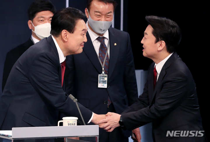 [서울=뉴시스] 김선웅 기자 = 윤석열 국민의힘 대선후보와 안철수 국민의당 대선후보가 2일 저녁 서울 여의도 KBS 본관에서 열린 중앙선거방송토론위원회 주관 제20대 대통령선거 후보 초청 3차 법정 TV 토론회에서 인사를 나누고 있다. (공동취재사진) 2022.03.02.