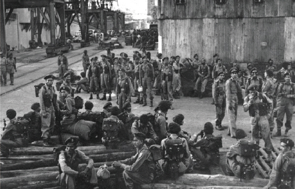 1950년 11월20일 부산항에 도착한 인도 제60공수야전병원부대원들. 인도는 6·25전쟁 의료지원국 중 최대 규모 의료 인력을 파병, 군인과 민간인 등 22만명을 치료했으며 의료지원국 중 가장 많은 사상자를 냈다. 전쟁기념관 제공