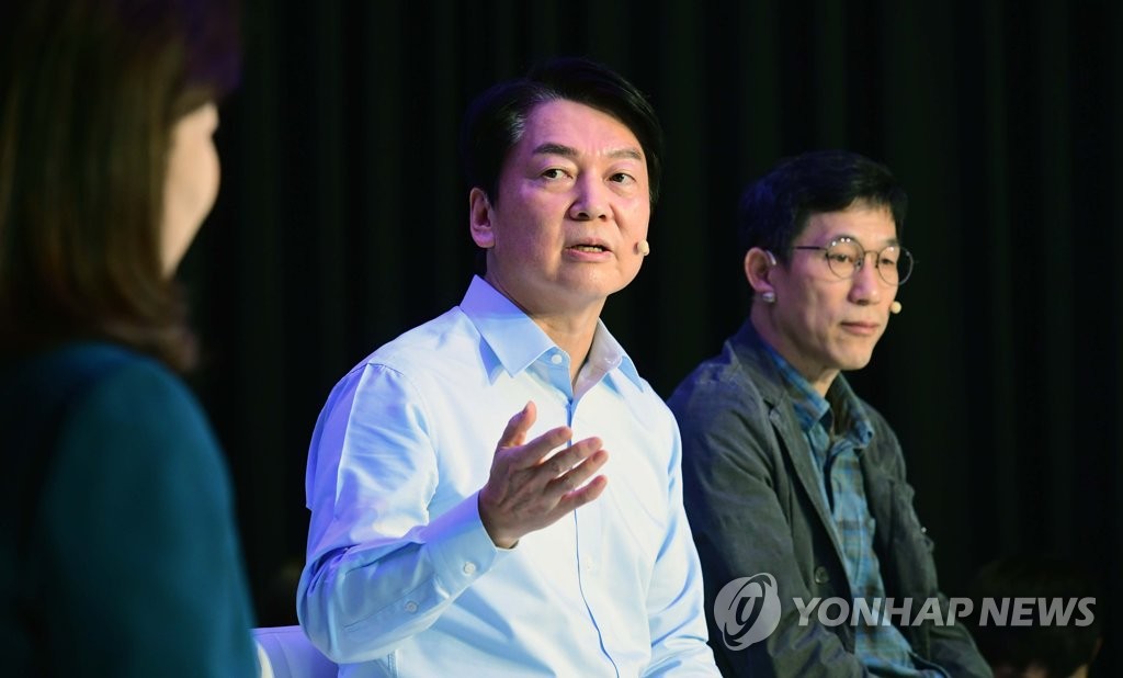 (서울=연합뉴스) 국민의당 안철수 대선후보가 7일 서울 마포구의 한 스튜디오에서 진중권 전 동양대 교수와 함께 공동 집필한 대담집 ‘대한민국 혁신 논쟁, 선을 넘다’ DMZ 북콘서트를 하고 있다. 2021.11.7 [국회사진기자단]