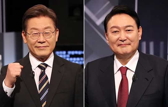 (서울=연합뉴스) 더불어민주당 이재명 대선후보와 국민의힘 윤석열 대선후보가 2일 저녁 서울 영등포구 KBS 본관 스튜디오에서 열린 중앙선거관리위원회 주관 제20대 대통령선거 후보자 3차 사회분야 방송토론회에서 토론회 준비를 하고 있다. 2022.3.2 [국회사진기자단]