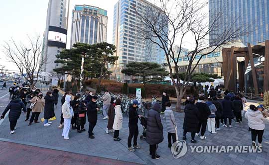 (서울=연합뉴스) 2일 오전 서울 송파구보건소 선별진료소에서 시민들이 신속항원검사 및 PCR 검사를 받기 위해 대기하고 있다.2022.3.2