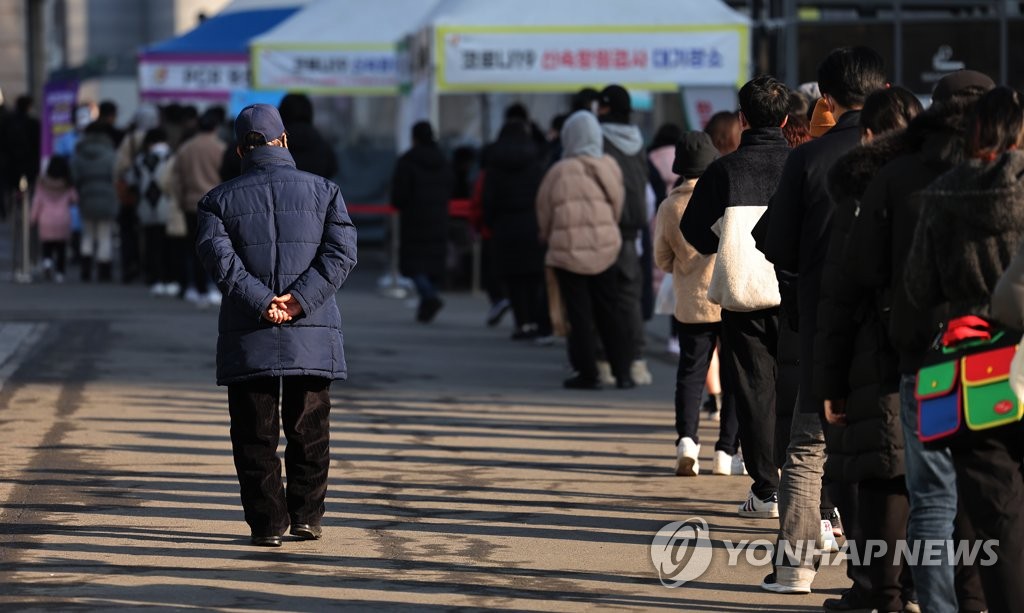(서울=연합뉴스) 3일 오전 서울역 임시선별검사소에서 시민들이 코로나19 검사를 받기 위해 줄을 서 있다.2022.3.3