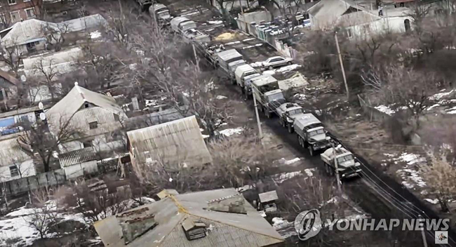 (우크라이나 AP=연합뉴스) 우크라이나 침공 8일째인3일(현지시간) 러시아군 차량이 이동하는 모습을 군헬기가 촬영한 사진. 러시아군은 우크라이나의 완강한 저항에도 수도 키이우(키예프)를 향해 전진하고 있으며, 제2의 도시 하르키우(하리코프)를 집중 공격 중이다. [러시아 국방부 제공] 2022.3.3