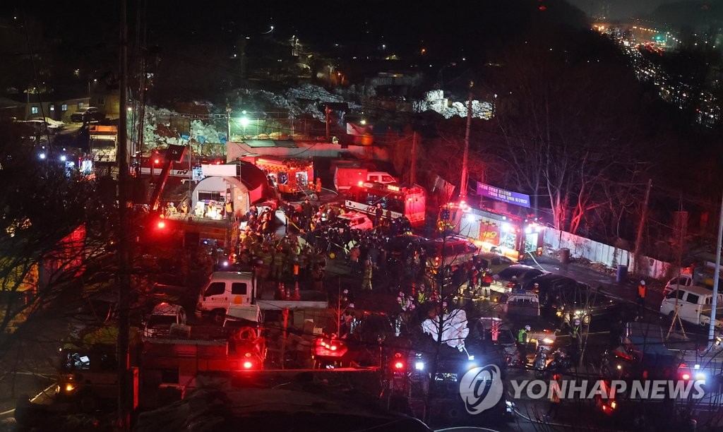 (서울=연합뉴스) 4일 오후 서울 강남구 구룡마을 화재 현장이 소방차 및 소방대원 등으로 붐비고 있다.오후 5시 14분께 구룡마을 입구 점포에서 시작된 불은 인근 대모산으로 불길이 옮겨붙었지만, 현재는 큰 불길이 잡히고 잔불 정리 작업이 진행 중이다. 2022.3.4