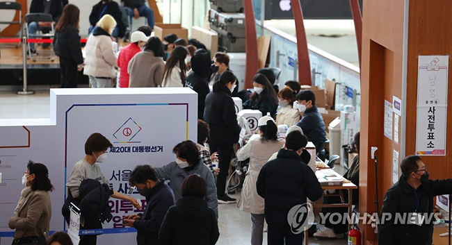(서울=연합뉴스) 김도훈 기자 = 20대 대선 사전투표 이틀째인 5일 오전 서울역 대합실에 마련된 사전투표소를 찾은 시민들이 투표를 위해 길게 줄지어 서 있다. 2022.3.5