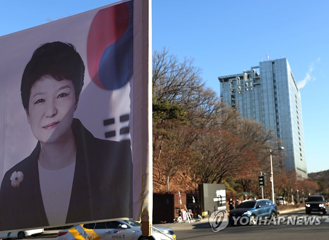 (서울=연합뉴스) 이지은 기자 = 박근혜 전 대통령이 특별사면으로 석방된 31일 오전 서울 강남구 삼성서울병원 앞에 박 전 대통령의 쾌유를 기원하는 현수막이 걸려 있다. 2021.12.31