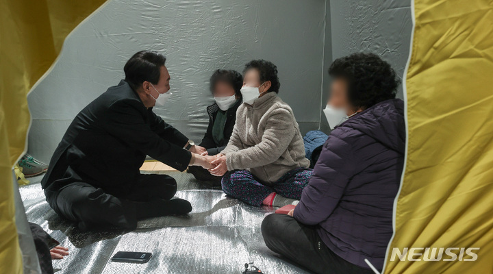 [울진=뉴시스] 전신 기자 = 윤석열 국민의힘 대선 후보가 4일 경북 울진군 울진국민체육센터에 마련된 이재민 보호소를 방문해 산불에 대피한 주민들을 위로하고 있다. 2022.03.04.