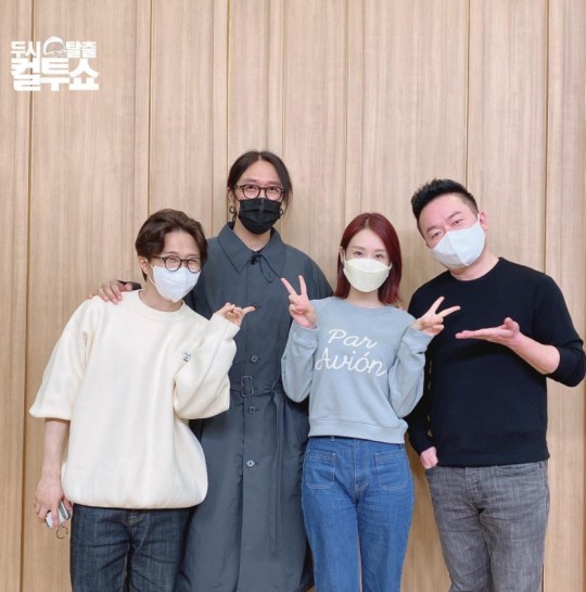 [서울=뉴시스] 오정연(왼쪽에서 세번째) 2021.03.05.(사진=SBS 파워FM ‘두시탈출 컬투쇼’ 공식 인스타그램)