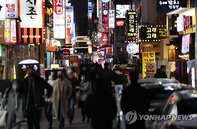 (서울=연합뉴스) 박동주 기자 = 5일 서울 종각역 인근 식당가의 모습. 정부가 이날부터 오는 20일까지 약 2주간 사적모임 인원은 6명으로 유지하되, 식당·카페 영업시간은 오후 11시까지 1시간 연장하기로 했다. 2022.3.5