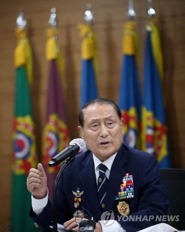 김진호 대한민국재향군인회 회장이 지난 1월 12일 서울 서초구 향군 회의실에서 열린 안철수 국민의당 대표와 간담회에서 인사말을 하는 모습. 연합뉴스