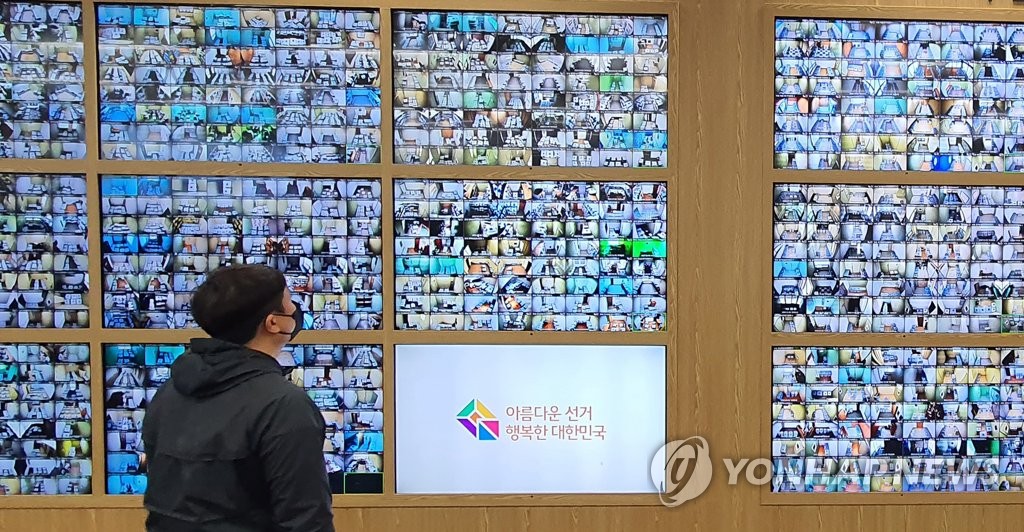(과천=연합뉴스) 한상균 기자 = 중앙선거관리위원회는 6일 코로나19 확진자·격리자 사전투표 부실 관리 논란과 관련해 “전날 실시된 코로나19 확진 선거인의 사전투표에 불편을 드려 매우 안타깝고 송구하다”고 밝혔다.사진은 이날 과천 중앙선관위 20대 대선 사전투표함 보관장소 CCTV 통합관제센터 모습.