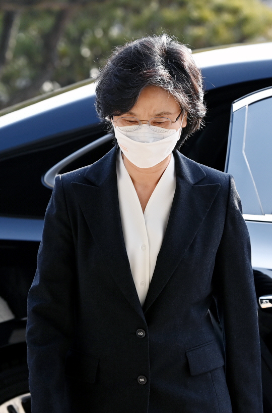 노정희 중앙선거관리위원회 위원장이 7일 오전 경기 과천시 중앙선관위로 출근하고 있다. 윤성호 기자