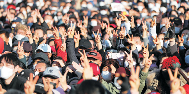 6일 경기 고양시 일산동구에서 열린 윤석열 국민의힘 대선 후보 유세에서 지지자들이 손가락으로 윤 후보의 기호 2번을 뜻하는 V자를 만들어 보이며 윤 후보를 연호하고 있다.  국회사진기자단