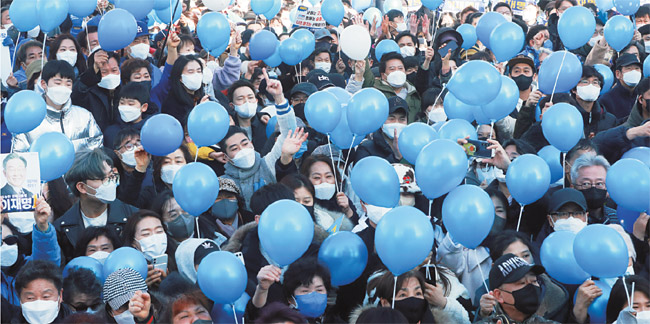 6일 서울 은평구 응암역 앞에서 열린 이재명 더불어민주당 대선 후보 유세에서 지지자들이 민주당을 상징하는 파란색 풍선을 들고 이 후보를 연호하고 있다. 국회사진기자단
