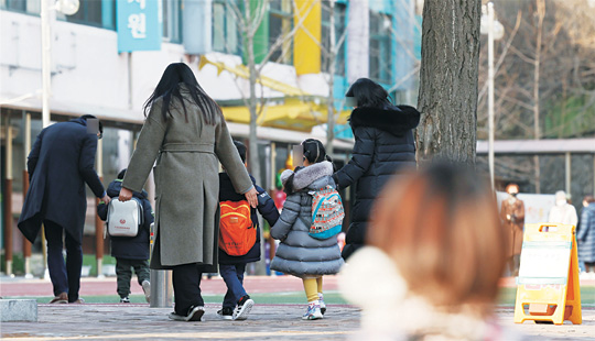 각급 학교 새 학기 적응 주간이 시작된 7일 오전 서울 중구 장충유치원생들이 오미크론 변이 확산 상황에서 부모의 손을 잡고 등원하고 있다. 이날 유은혜 부총리 겸 교육부 장관은 장충초등학교-장충유치원 정문 앞에서 등교 지도를 하며 학생들을 맞이했다.  연합뉴스