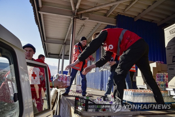우크라이나적십자사가 인도적 위기 발생 이후 대피소와 지하철역 등에 대피한 수천 명의 사람에게 식량과 생필품을 제공하고 있다고 국제적십자사연맹이 7일 밝혔다. 사진은 우크라이나적십자사의 구호 활동 모습. (연합뉴스 자료사진)