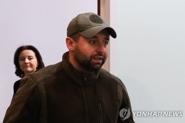 지난 3일 2차 협상장에 등장한 다비드 하라하미야 우크라이나 집권당 대표. (연합뉴스 자료사진)