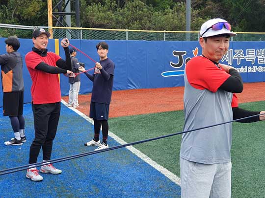 (서귀포=연합뉴스) 김광현(왼쪽)과 정우람(오른쪽)이 21일 제주도 서귀포시 강창학야구장에서 튜빙 훈련을 하고 있다. 2022.1.21