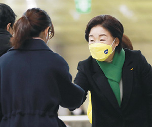 심상정(오른쪽) 정의당 대선 후보가 8일 오전 서울 노원구 마들역에서 출근길 시민들과 악수하며 지지를 호소하고 있다.  연합뉴스·정의당 제공