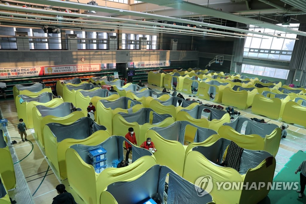 (울진=연합뉴스) 손대성 기자 = 7일 경북 울진군 울진읍에 있는 울진국민체육센터에 마련된 산불 이재민 대피소에서 이재민들이 움직이고 있다.