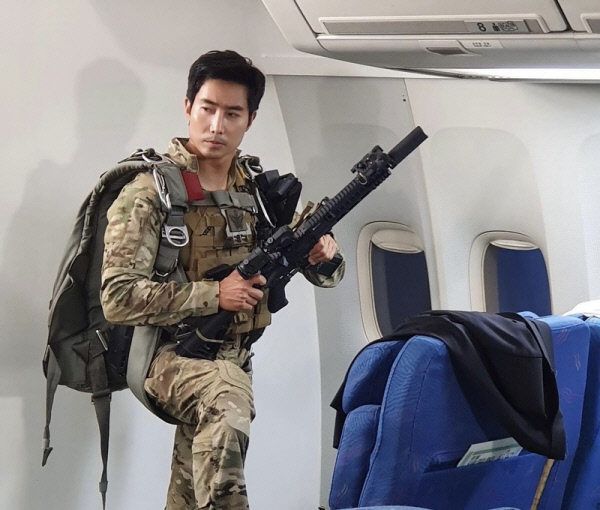 우크라이나 국제의용군 참여로 대한민국 위상을 높이겠다며 우크라이나 인근 국가로 출국한 해군특수전전단(UDT/SEAL) 출신 이근 예비역 대위. 이근 예비역 대위 인스타그램 캡처
