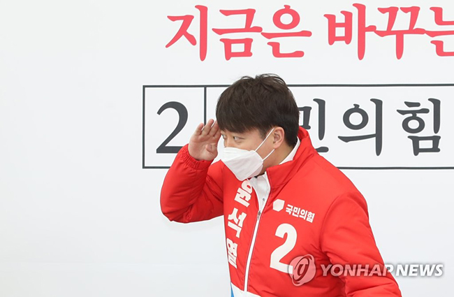(서울=연합뉴스) 이정훈 기자 = 국민의힘 이준석 대표가 7일 오전 국회에서 열린 확대선거대책본부 회의에 참석하며 거수경례 인사를 하고 있다. 2022.3.7 [국회사진기자단]