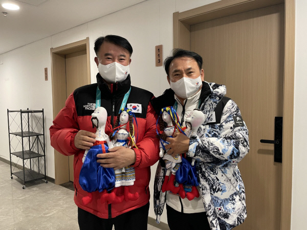 신영용 2022 베이징동계패럴림픽 선수부단장(사진 왼쪽)과 윤경선 선수단장이 지난 5일 우크라이나 선수단에 응원 물품을 전달한 뒤 답례품으로 받은 전통인형을 들고 기념촬영하고 있다. 대한장애인체육회 제공