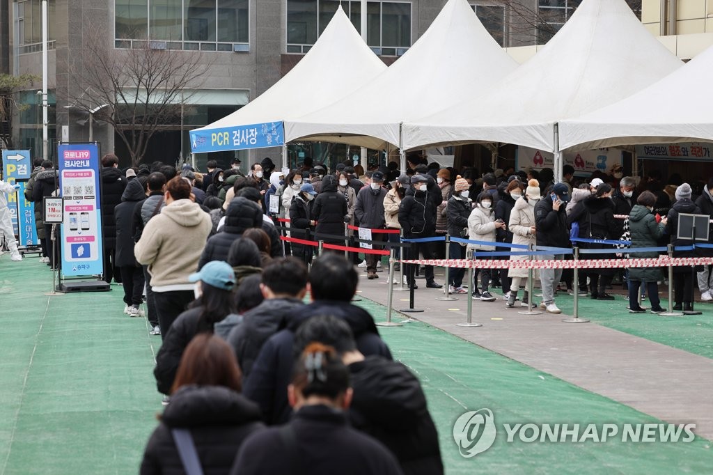 (서울=연합뉴스) 코로나19 신규 확진자가 20만2천721명이 발생한 8일 오전 서울 송파구 임시선별검사소에서 피검자들이 줄을 서 있다. 2022.3.8