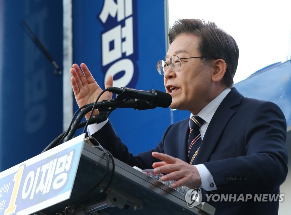 (인천=연합뉴스) 더불어민주당 이재명 대선후보가 8일 인천 서구 롯데마트 청라점 앞에서 열린 ‘이재명과 함께 날아올라 청라! 살고 싶은 인천!’ 집중 유세에서 지지를 호소하고 있다. 2022.3.8 [국회사진기자단]
