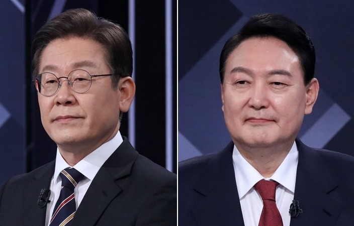 (서울=연합뉴스) 더불어민주당 이재명 대선후보(왼쪽)와 국민의힘 윤석열 대선후보가 2일 저녁 서울 영등포구 KBS 본관 스튜디오에서 열린 중앙선거관리위원회 주관 제20대 대통령선거 후보자 3차 사회분야 방송토론회에서 토론회 준비를 하고 있다. 2022.3.2 [국회사진기자단]
