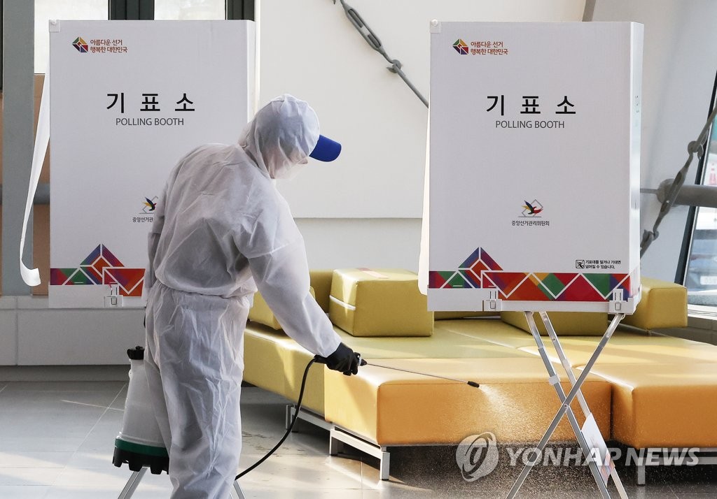 (수원=연합뉴스) 제20대 대통령선거를 하루 앞둔 8일 오후 경기도 수원시 장안구 성균관대학교 자연과학캠퍼스 대강당에 설치된 투표소에서 관계자가 방역을 하고 있다. 2022.3.8