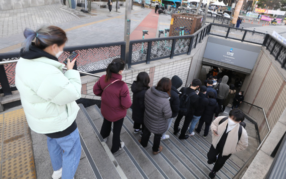 [서울=뉴시스] 이영환 기자 = 0시 기준 코로나19 신규 확진자가 21만716명 발생한 7일 오전 서울 송파구보건소 선별진료소를 찾은 시민들이 검사를 받기 위해 건너편 지하보도 출입구에서 대기하고 있다.
