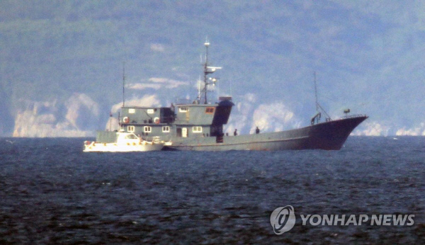 대통령 선거를 하루 앞둔 8일 서해 백령도 인근 해상에서 북한 선박 1척과 이를 쫓던 경비정 1척이 북방한계선(NLL)을 침범했다. 북한 경비정은 해군 경고 사격으로 퇴각했고 선박은 나포됐다. 군함의 일종인 북한 경비정 모습. 연합뉴스