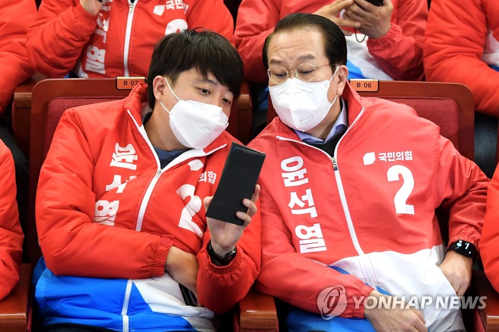 (서울=연합뉴스) 국민의힘 이준석 대표와 권영세 선거대책본부장이 제20대 대통령 선거일인 9일 오후 서울 여의도 국회 도서관에 마련된 국민의힘 개표상황실에서 대화하고 있다. 2022.3.9 [국회사진기자단]
