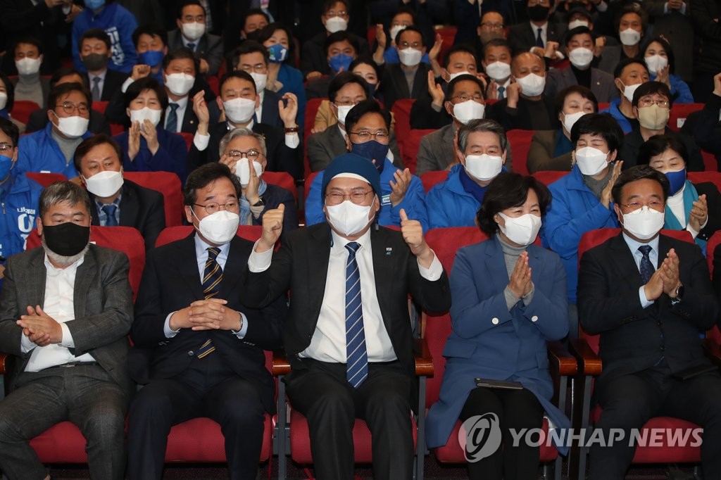 (서울=연합뉴스) 더불어민주당 이낙연 총괄선대위원장과 송영길 대표, 윤호중 원내대표, 추미애 명예선대위원장 등 당 지도부가 9일 오후 서울 여의도 국회 의원회관 개표 상황실에서 방송 3사 출구조사 결과를 지켜보며 환호하고 있다. 2022.3.9 [공동취재]