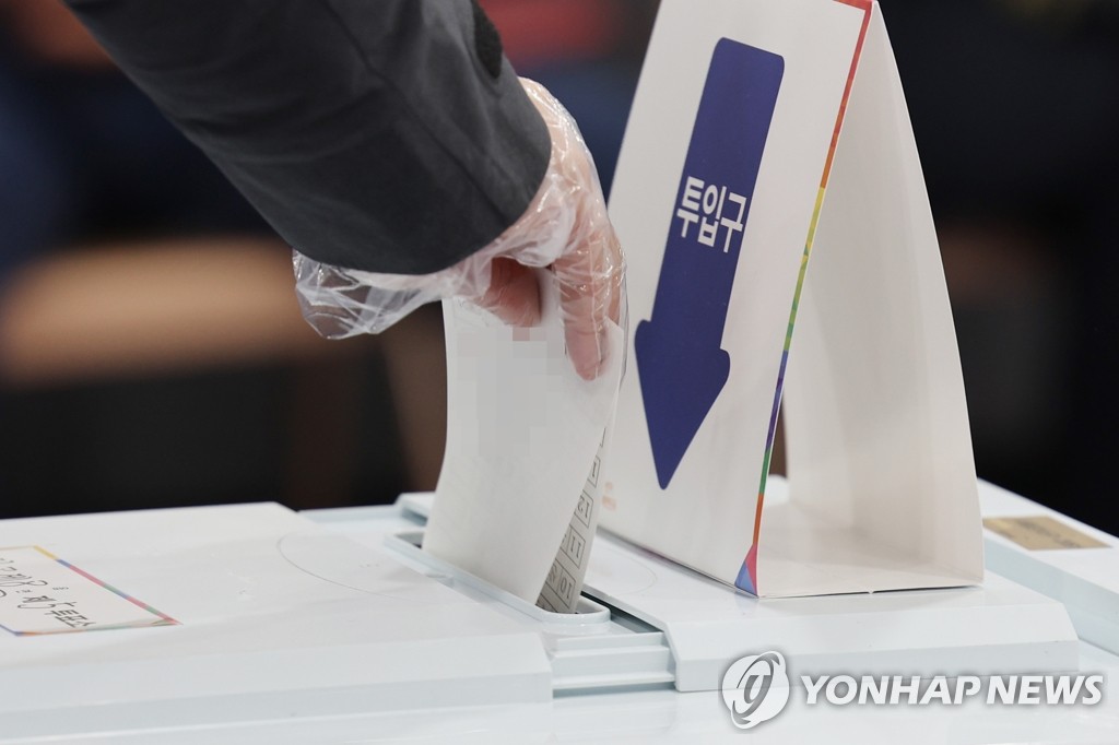 (서울=연합뉴스) 제20대 대통령선거일인 9일 오전 서울 강서구 현대태권도 체육관에 마련된 화곡8동 제5투표소에서 유권자가 투표하고 있다. 2022.3.9