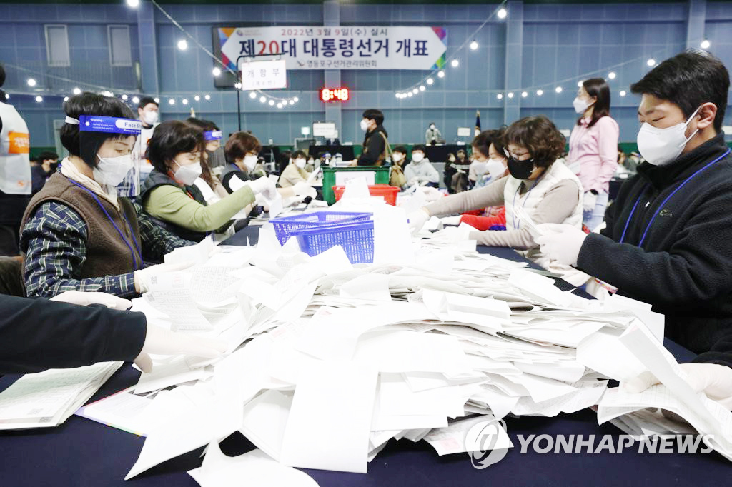 (서울=연합뉴스) 강민지 기자 = 9일 오후 서울 영등포구 영등포다목적배드민턴체육관에 마련된 제20대 대통령선거 개표소에서 개표 작업이 진행되고 있다.