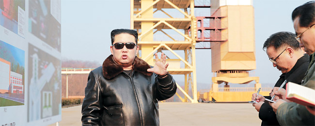 김정은 북한 국무위원장이 대륙간탄도미사일(ICBM)로 전용 가능한 장거리 로켓을 발사할 수 있는 서해위성발사장을 찾아 현지 지도하는 모습을 조선중앙통신이 11일 보도했다. 김 위원장은 다양한 로켓을 발사할 수 있도록 위성 발사장을 현대적으로 확장 개건하라고 지시했다.  연합뉴스