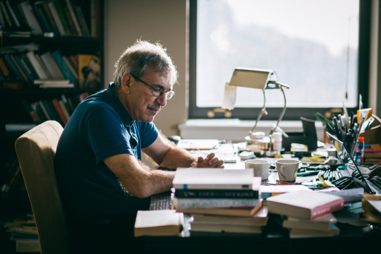 오르한 파묵은 ‘페스트의 밤’을 무려 35년 전부터 구상했다. 원고가 거의 마무리됐을 무렵 코로나19가 전 세계로 퍼지기 시작했고, 상상의 섬에서 일어났던 일들이 눈앞 현실이 됐다. 파묵은 소설을 수정해 완성도를 높였고, 5년간의 집필 끝에 ‘페스트의 밤’을 탄생시켰다. 사진은 미국 뉴욕 집필실에서의 파묵.  민음사 제공