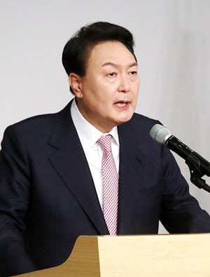 (서울=연합뉴스)윤석열 대통령 당선인이 10일 오전 서울 여의도 국회에서 당선 인사 기자회견을 하고 있다. 2022.3.10 [국회사진기자단]