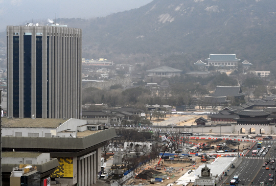 윤석열 대통령 당선인이 ‘광화문 대통령’ 시대를 열기 위해 정부서울청사 내 국무총리실 공간을 대통령 집무실로 활용하는 방안을 검토하고 있다. 사진은 11일 오전 서울 광화문 한 건물 옥상에서 바라본 정부서울청사(왼쪽 뒤편 건물)와 청와대 모습.