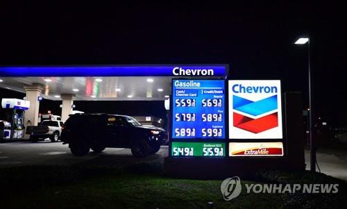 갤런당 5달러 훌쩍 넘은 미 캘리포니아의 한 주유소. (연합뉴스 자료사진)