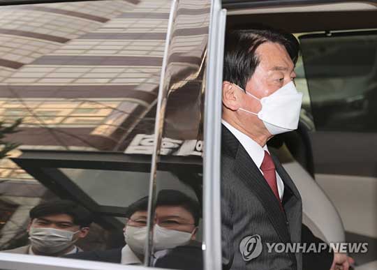 (서울=연합뉴스) 국민의당 안철수 대표가 11일 오후 서울 여의도 국민의힘 당사에 마련된 윤석열 대통령 당선인 사무실에서 윤 당선인과의 ‘도시락 오찬’을 마치고 장제원 의원의 배웅을 받으며 나서고 있다. 2022.3.11 [국회사진기자단]