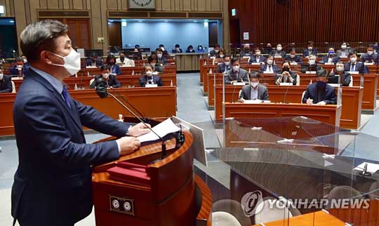(서울=연합뉴스) 더불어민주당 윤호중 비상대책위원장이 11일 오후 국회 예결위 회의장에서 열린 의원총회에서 발언하고 있다. 2022.3.11 [국회사진기자단]