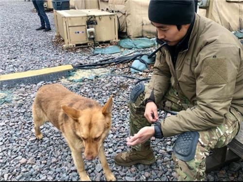 (서울=연합뉴스) 최근 우크라이나 의용군으로 참전하기 위해 출국했다고 밝힌 해군특수전전단(UDT/SEAL) 대위 출신 이근 씨가 우크라이나에 도착했다고 주장했다.이 전 대위는 7일 자신의 인스타그램을 통해 “저의 팀은 무사히 우크라이나에 도착했다”며 “우리는 최전방에서 전투할 것”이라고 밝혔다. 2022.3.7 [본인 인스타그램 게시물 캡처. 재판매 및 DB 금지]