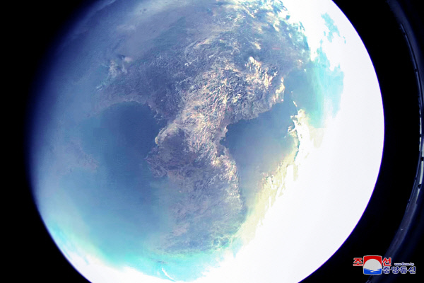 북한 조선중앙통신이 지난달 27일 정찰위성 개발을 위한 시험을 진행했다며 다음날(28일) 공개한 한반도 위성 사진.연합뉴스