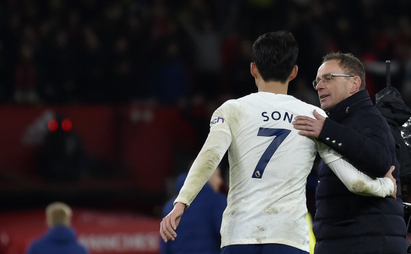 토트넘 홋스퍼의 손흥민(왼쪽)이 13일 오전(한국시간) 영국 맨체스터의 올드 트래퍼드에서 열린 EPL 원정경기에서 패배한 후 랄프 랑니크 맨체스터 유나이티드 감독으로부터 위로를 받고 있다. AP뉴시스