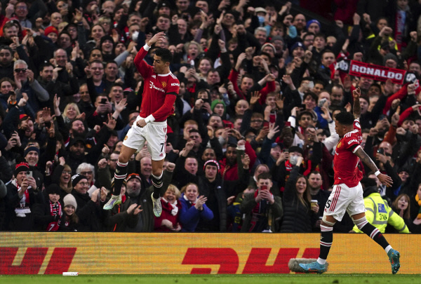 맨체스터 유나이티드의 크리스티아누 호날두(왼쪽)가 13일 오전(한국시간) 영국 맨체스터의 올드 트래퍼드에서 열린 EPL 홈경기에서 전반 12분 골 세리머니를 펼치고 있다. AP뉴시스